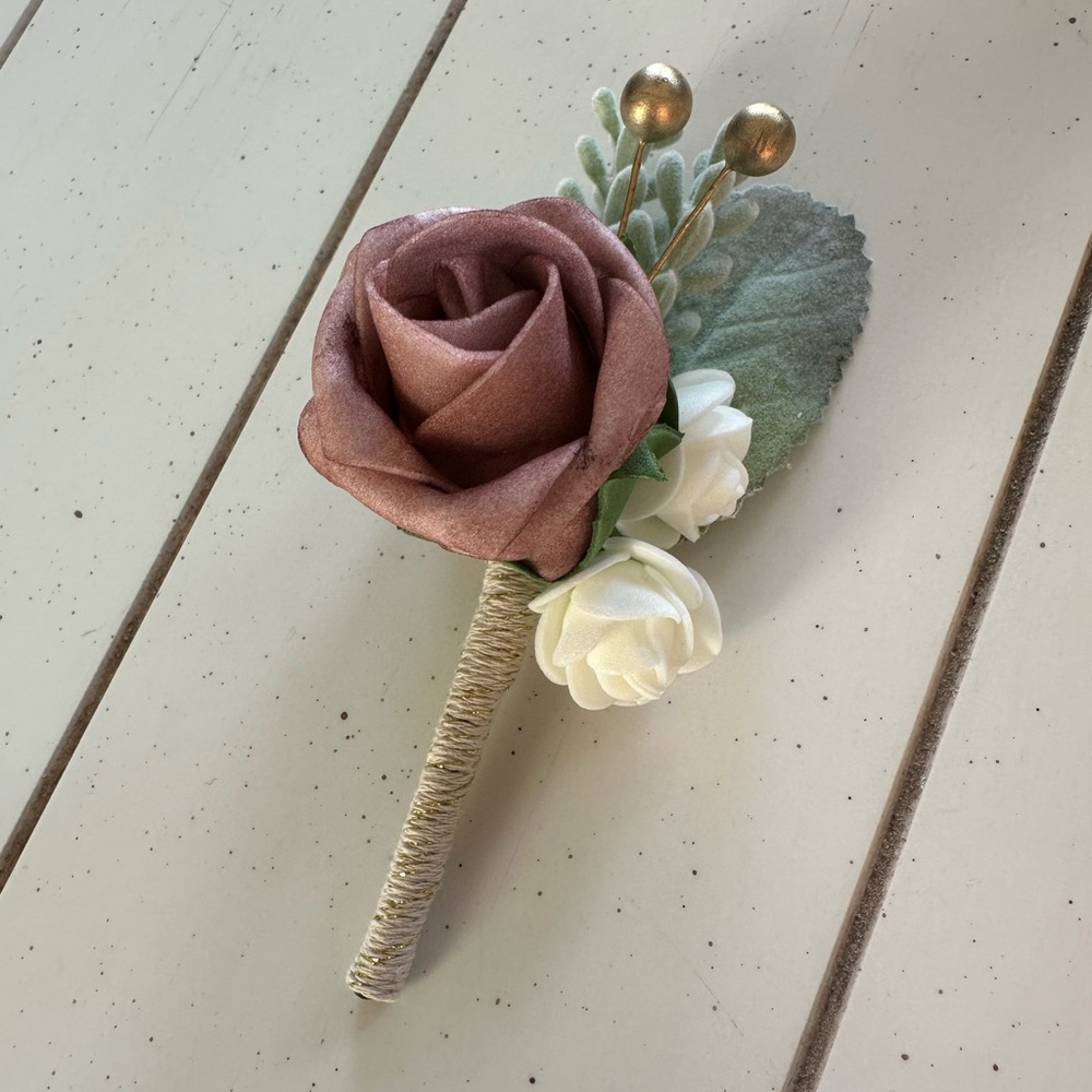 Lings Moments Dusty Rose Boutonnières